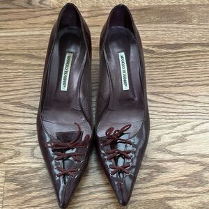 Manolo Blahnik burgundy kitten heal pump with lace detail. Size 41.